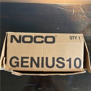 GENIUS10 Black Car Battery Charger